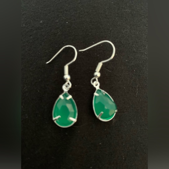 Green onyx faceted stones make magnificent earrings on fish hook style ear wires - Picture 1 of 2